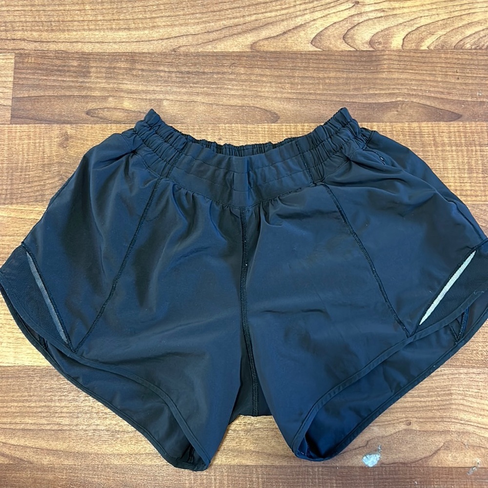 Lululemon 4” high rise Hotty hot shorts, black